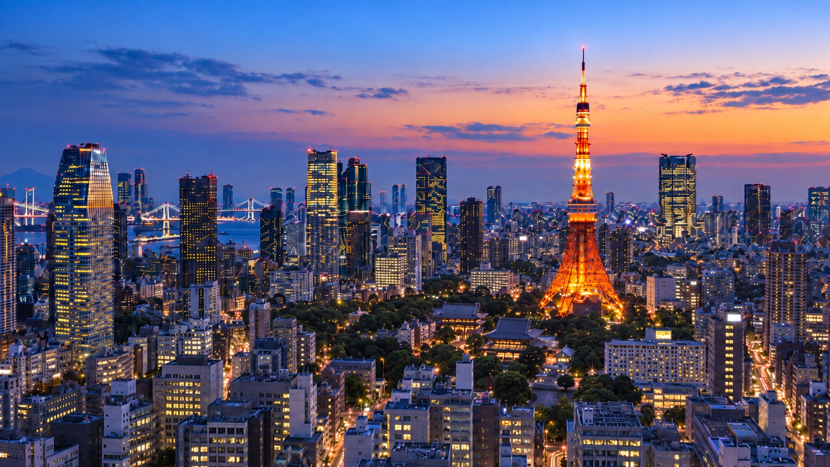 東京タワーと夕暮れの街並み